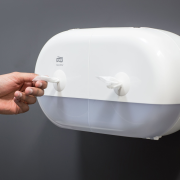 Zásobník Tork SmartOne® mini dvojitý na toaletný papier v kotúči, biely
