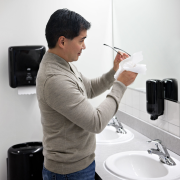 Zásobník na papierové utierky v roliach TORK Matic Elevation čierny H1